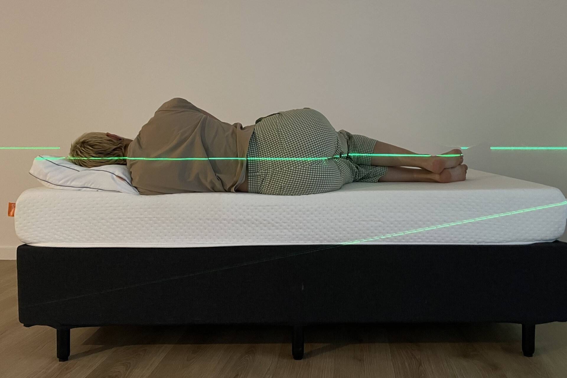 foto de uma mulher deitada de lado sobre o colchao emma one light